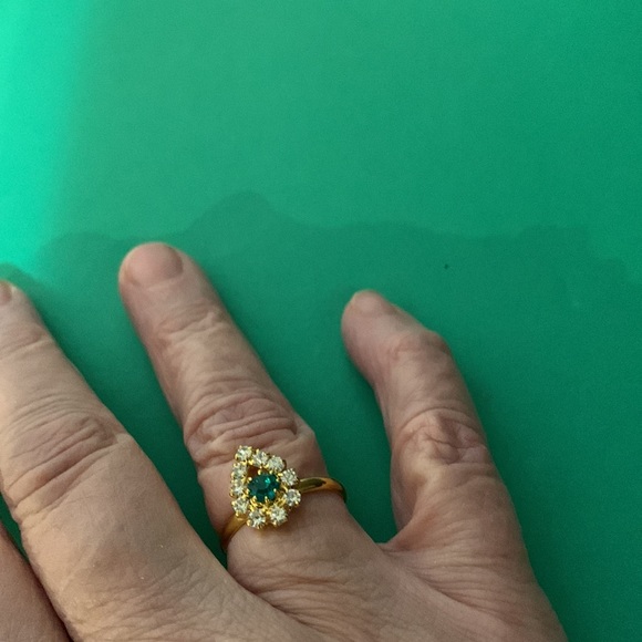 Gorgeous ring size 8 - Picture 4 of 5